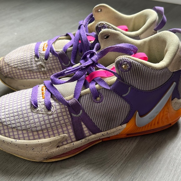 Nike LeBron Witness 7 Low Action Grape Vivid Orange Size 7Y - Picture 4 of 8